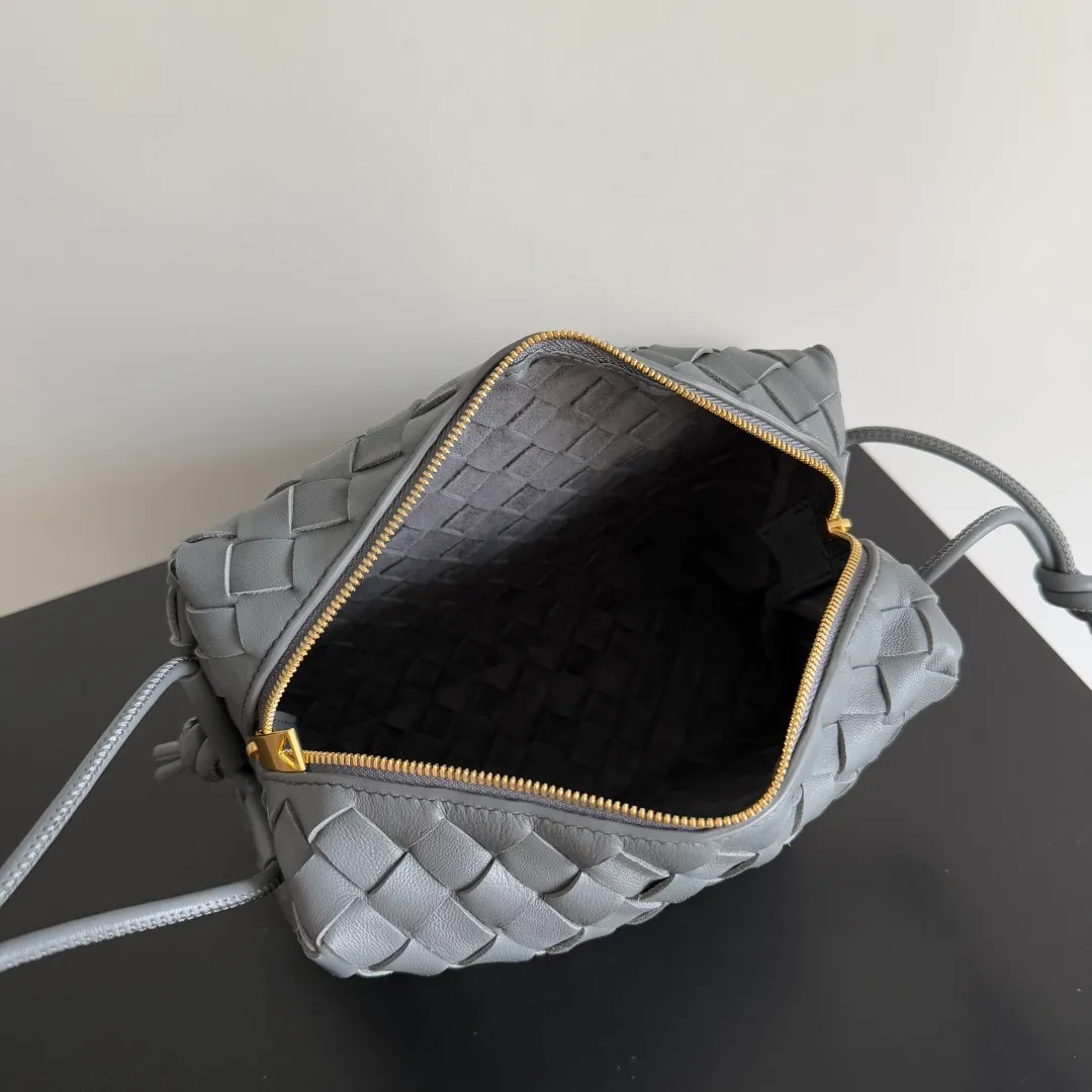 Batch 1260 𝗕𝗼𝘁𝘁𝗲𝗴𝗮 𝗩𝗲𝗻𝗲𝘁𝗮———— The latest version of the loop camera bag💥 at BV’s King of Cost-Effectiveness counter, large woven texture➕As always, ultra-high-quality lambskin, with zippers and adjustable drawstrings, it is especially suitable for the belly💫It can hold anything, and it is very light in weight, suitable for🈴️girls of all ages, size: 22*15*8cm, style number: 680255